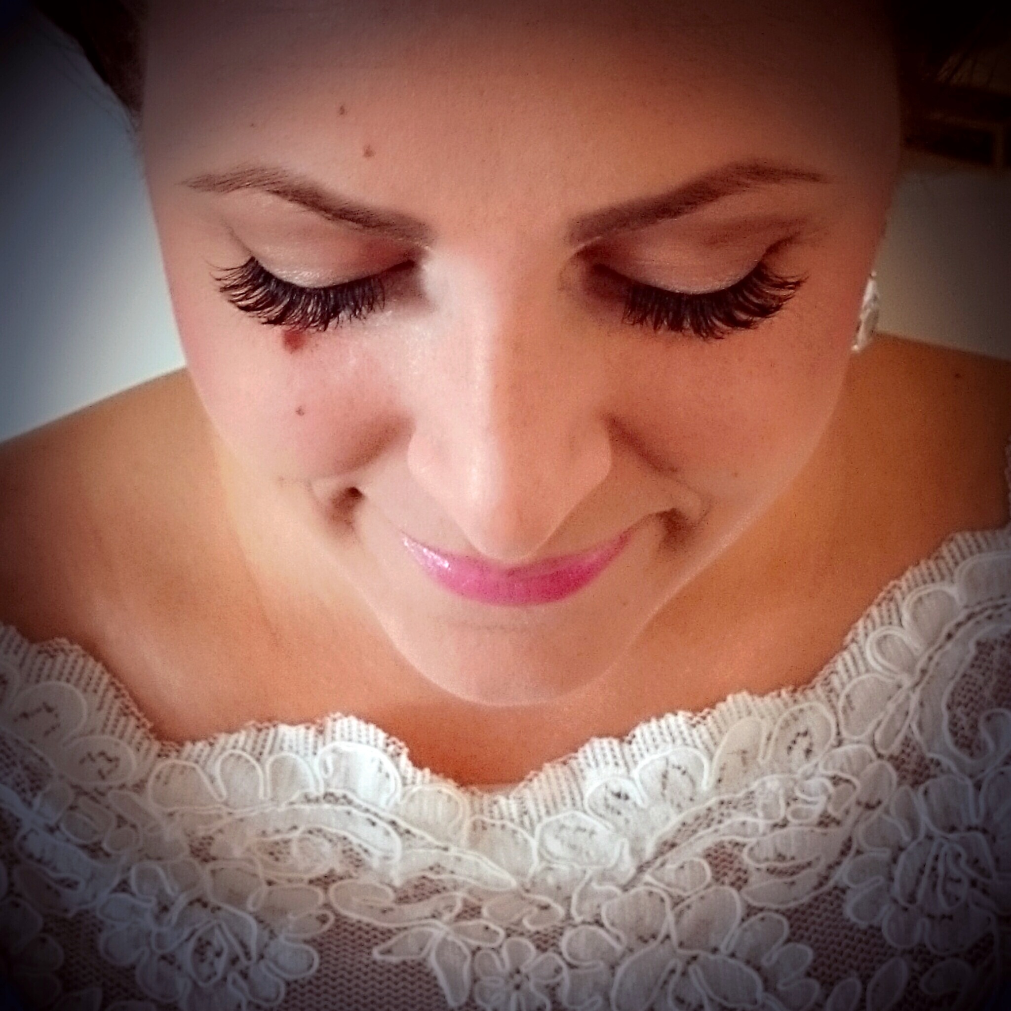 Håruppsättning,  makeup & fransar på bruden Camilla