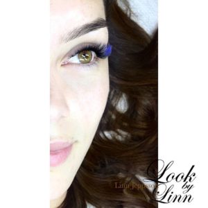 Jag är även cert Makeup artist och därifrån har jag lärt mig färgskalan, vilka färger som lyser upp varandra och hur man ska sminka med färger nära ögat. Detta är otroligt viktigt när man jobbar med färgade fransar. Allt beror på kundens egen ögonfärg.  Maja har brunt i sina ögon och då valde jag lite blåa fransar men fokus på Look by Linns svarta i C-böj 0,07. ✨✨ Lash Design: Classic C + blått  Lim: Success ✨ Pincetter: T3 & T6 Info om Look by Linns populära utbildningar finner du på www.lookbylinn.se #lookbylinn #fransstylist #fransar #blå #lookbylinnsverigesskönhetsskola #volymfransar #storgatan44_halmstad #linnjeppsson #tel0706975976